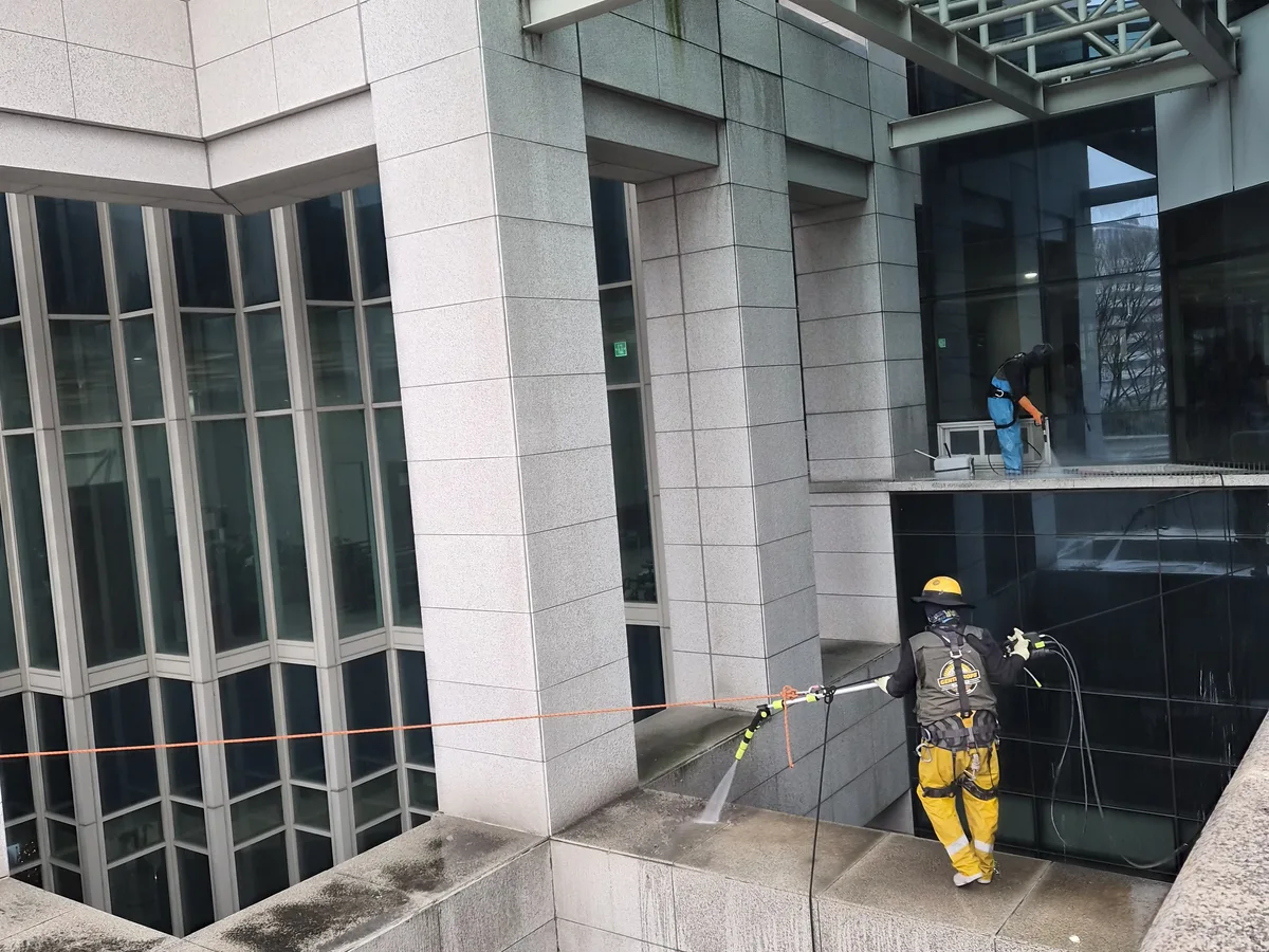 담양군 담양읍 상가건물 옥상 파라펫 장비 주변 정밀 위생청소 사례 - 행진크린