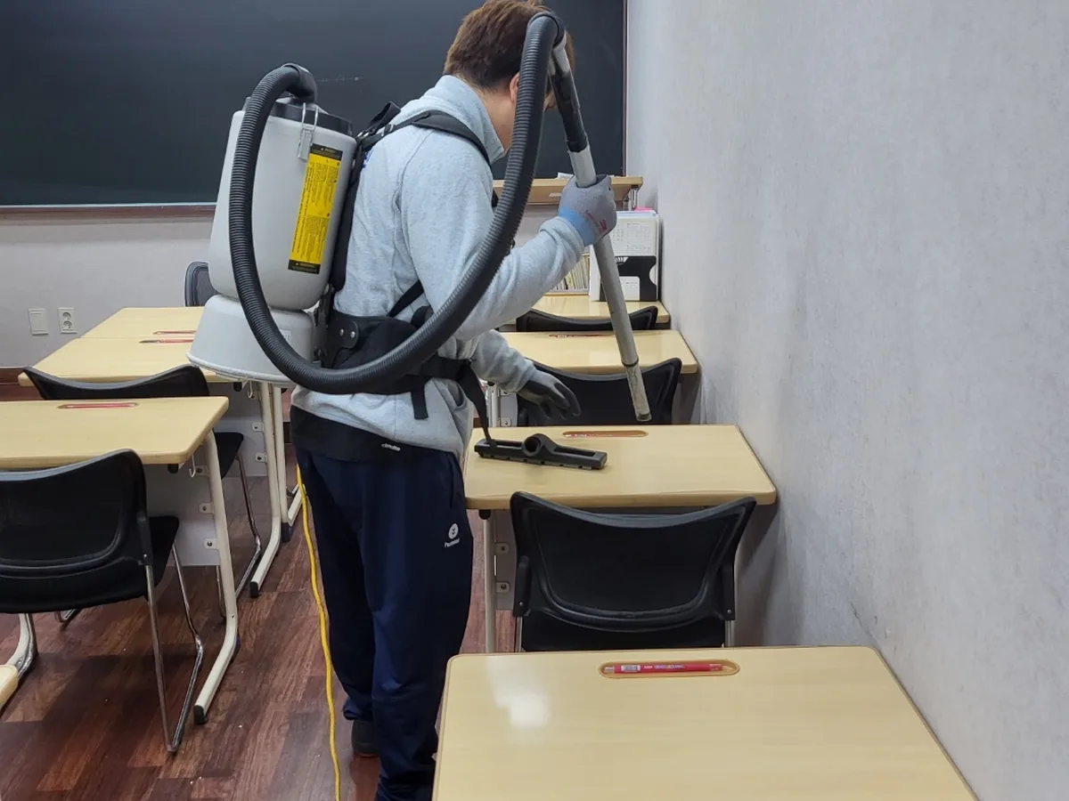 진도군 조도면 학교 현관·중앙홀 바닥 위생청소 사례 - 행진크린