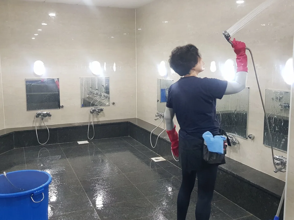 화순군 사평면 목욕탕 탈의실·파우더룸 바닥 위생청소 사례 - 행진크린