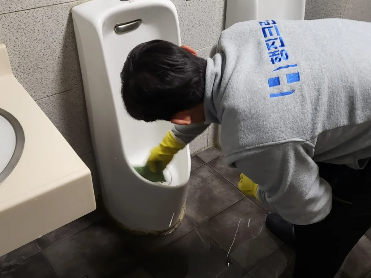순천시 매곡동 사무실 샤워부스 장비 주변 정밀 위생청소 사례 - 행진크린